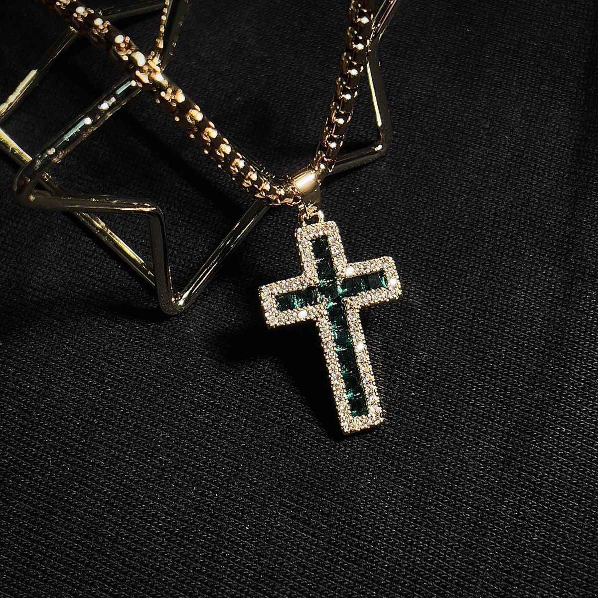 Green & White Zircon Cross Pendant Necklace – Trendy Hip Hop Streetwear Chain